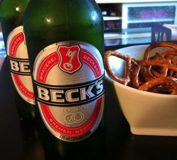 Bière Beck's et pretzels